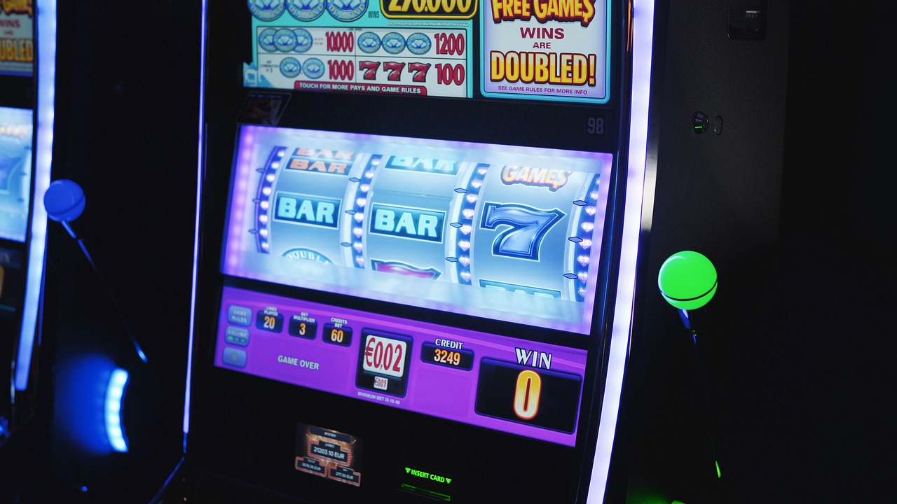Beleuchteter moderner Geldspielautomat mit klassischen Walzensymbolen